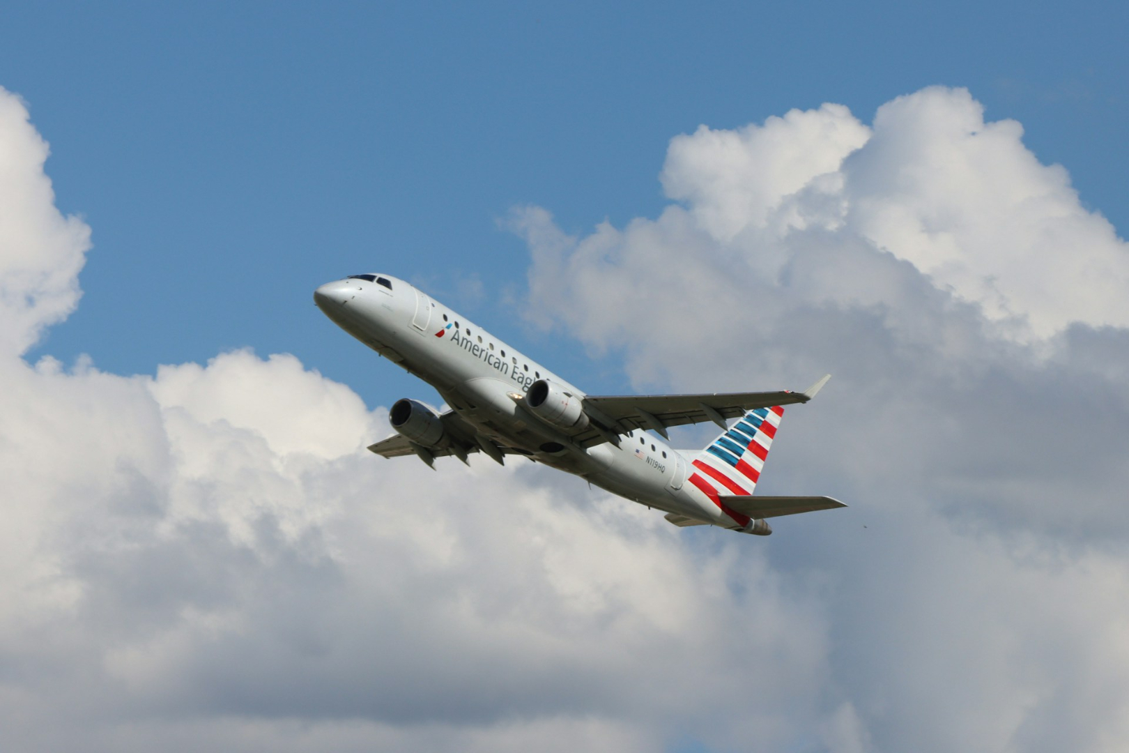 American Airlines Airbus A321 Flies On After Engine Smoke American Airlines Airbus A321 Flies On After Engine Smoke