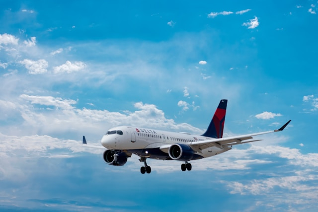 Delta Flight and Air Force Jet Avoid Near Collision Over Reagan National Delta Flight and Air Force Jet Avoid Near Collision Over Reagan National