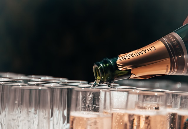 Delta y United Airlines podrían dejar de ofrecer champagne por aranceles de Trump Delta y United Airlines podrían dejar de ofrecer champagne por aranceles de Trump