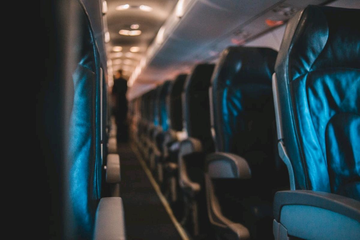 Pasajero de Republic Airways demanda por carrito de bebidas descontrolado Pasajero de Republic Airways demanda por carrito de bebidas descontrolado