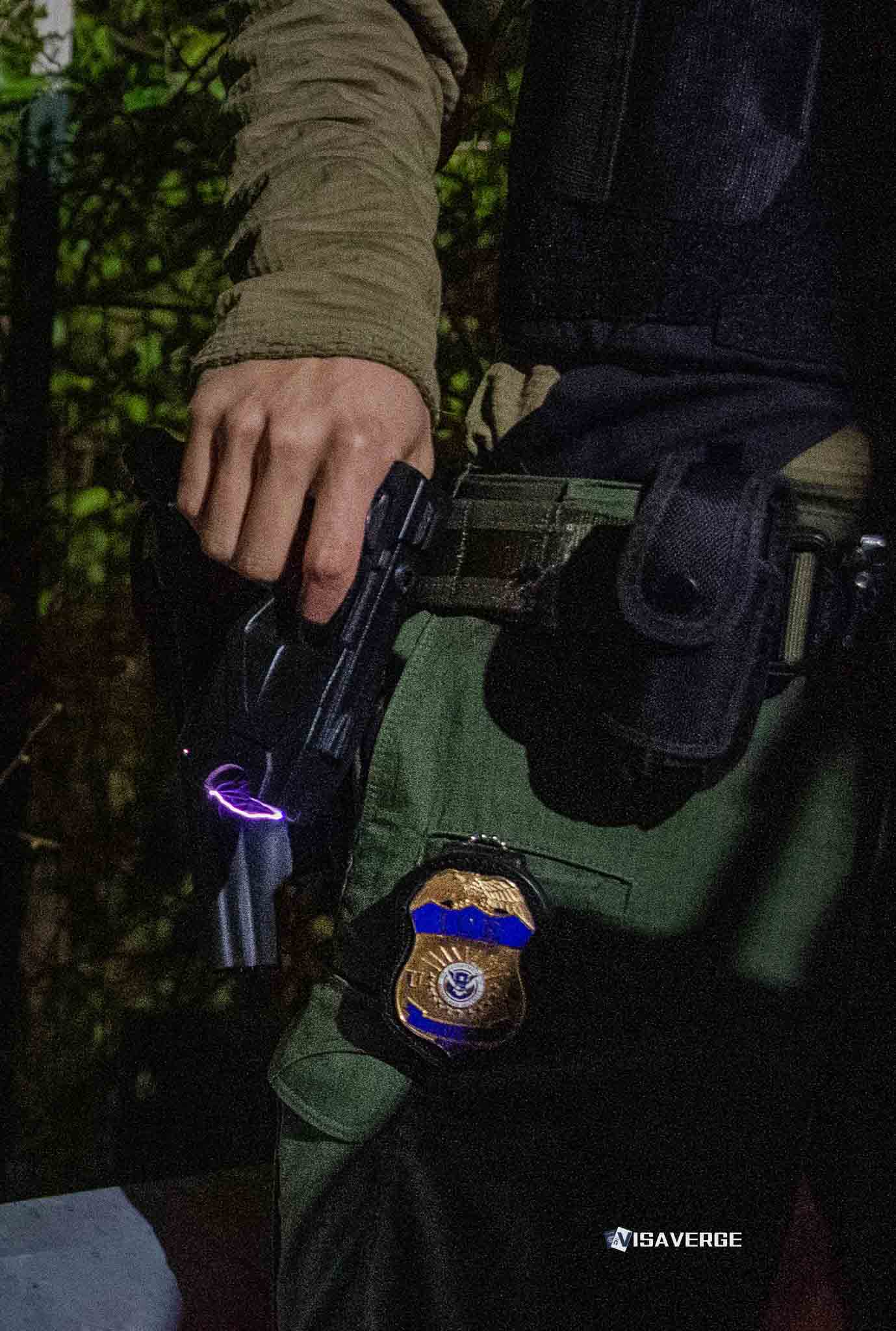 Madre de detenido por ICE reza por un ‘milagro’ mientras vecinos de East Oakland se sorprenden Madre de detenido por ICE reza por un ‘milagro’ mientras vecinos de East Oakland se sorprenden