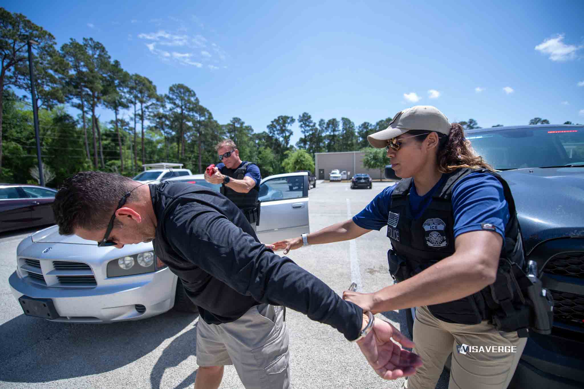 Padre detenido por autoridades migratorias en el estacionamiento de escuela en Beaverton Padre detenido por autoridades migratorias en el estacionamiento de escuela en Beaverton