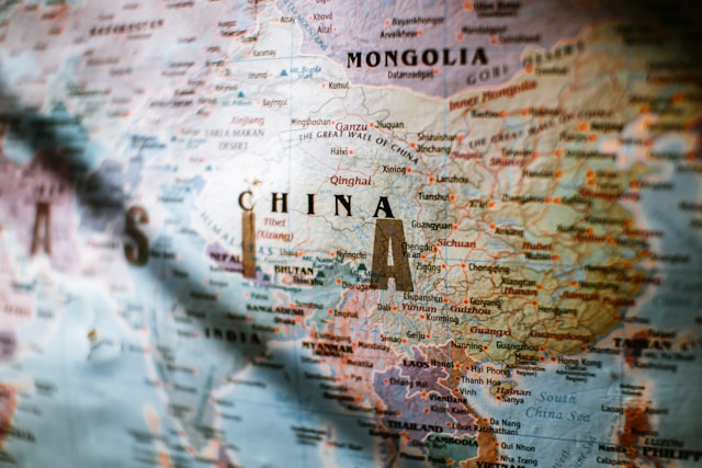 China aprovecha nueva cuota de visas H-1B de Trump empujando por visa K para atraer talento
