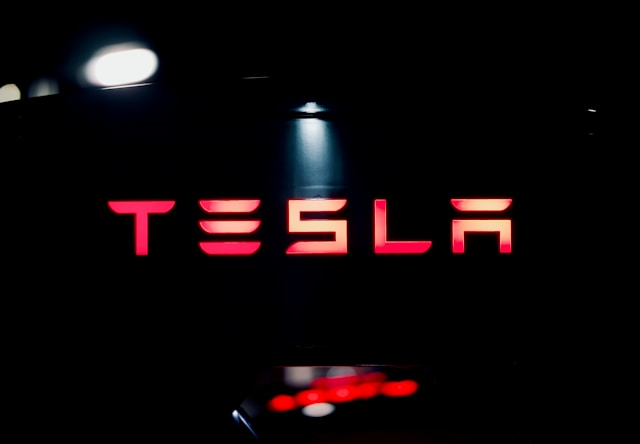 Tesla busca permisos aeroportuarios para servicio de ride-hailing en la Bahía mientras examinan el ‘
