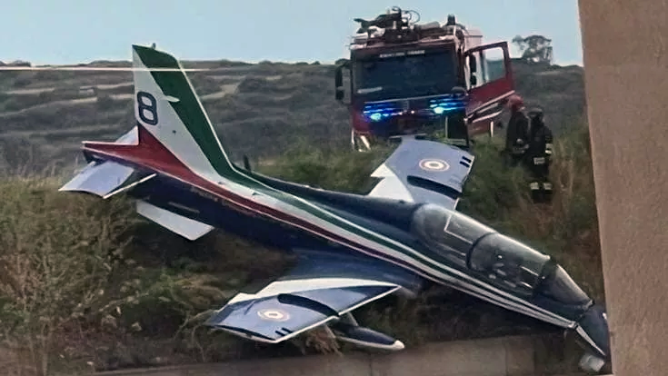 Jets de Frecce Tricolori chocan en el aire en Pantelleria Jets de Frecce Tricolori chocan en el aire en Pantelleria