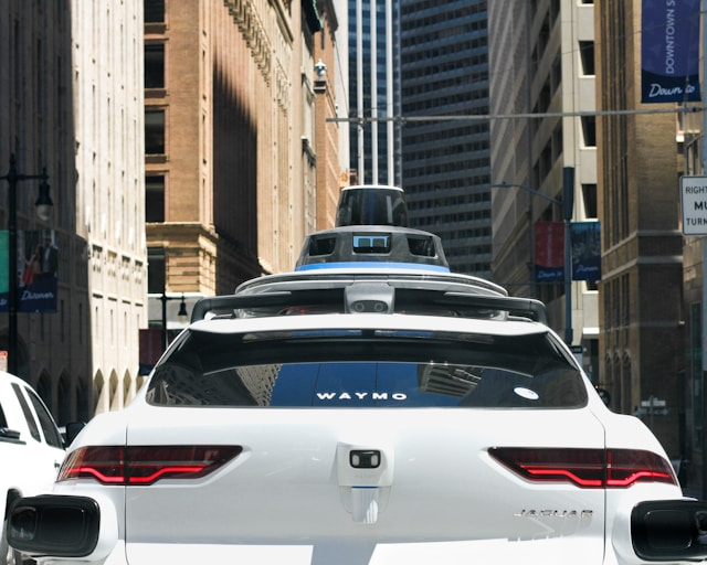 Choque entre dos autos autónomos de Waymo en el aeropuerto de Phoenix Choque entre dos autos autónomos de Waymo en el aeropuerto de Phoenix