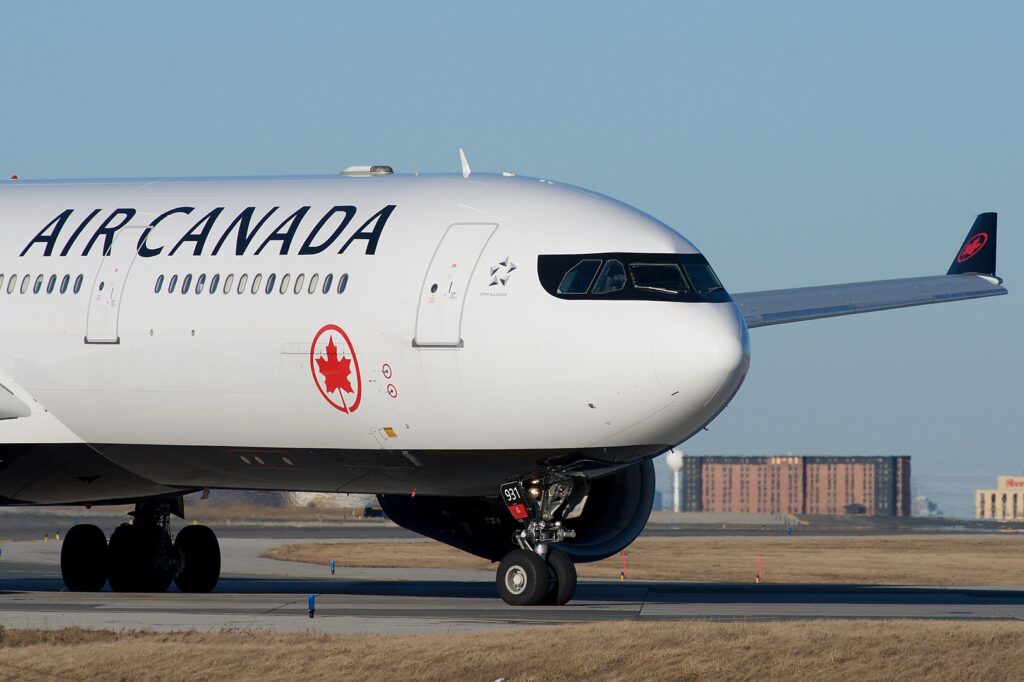 Canada 2025 for Ukrainians: visas, open work permits, citizenship