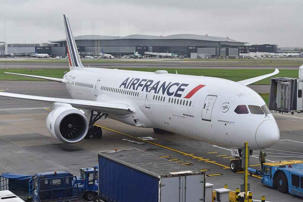 Air France Pilot Salary in 2025: Pay Ranges, Bonuses and Outlook Air France Pilot Salary in 2025: Pay Ranges, Bonuses and Outlook