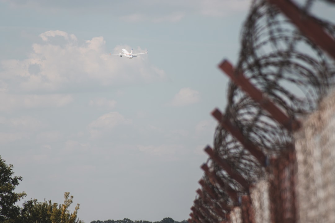 Demolición en curso para comenzar proyecto de seguridad de pista cerca del Aeropuerto de Baton Rouge