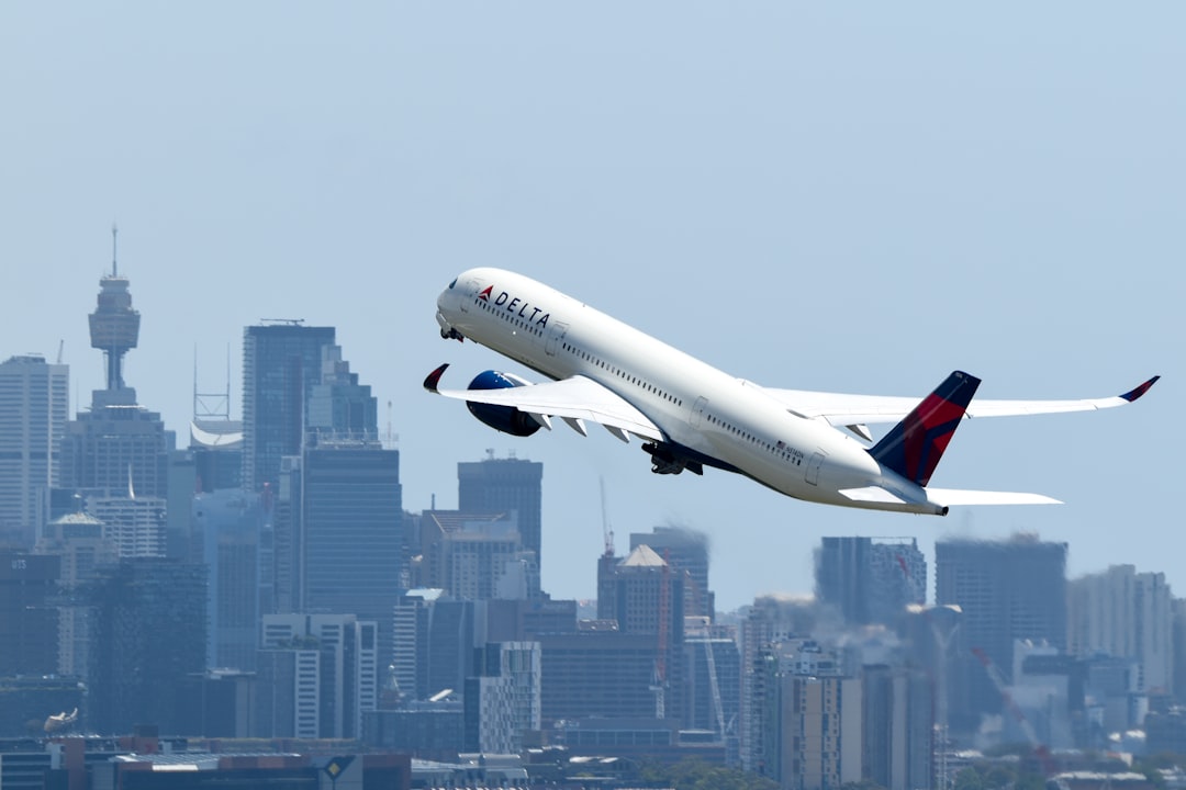 Delta demanda a CrowdStrike tras 7,000 vuelos cancelados por falla tecnológica