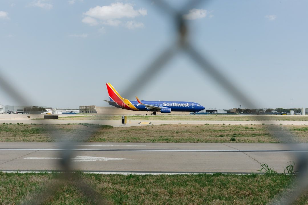 Azafata de Southwest Airlines pierde paciencia con pasajero problemático
