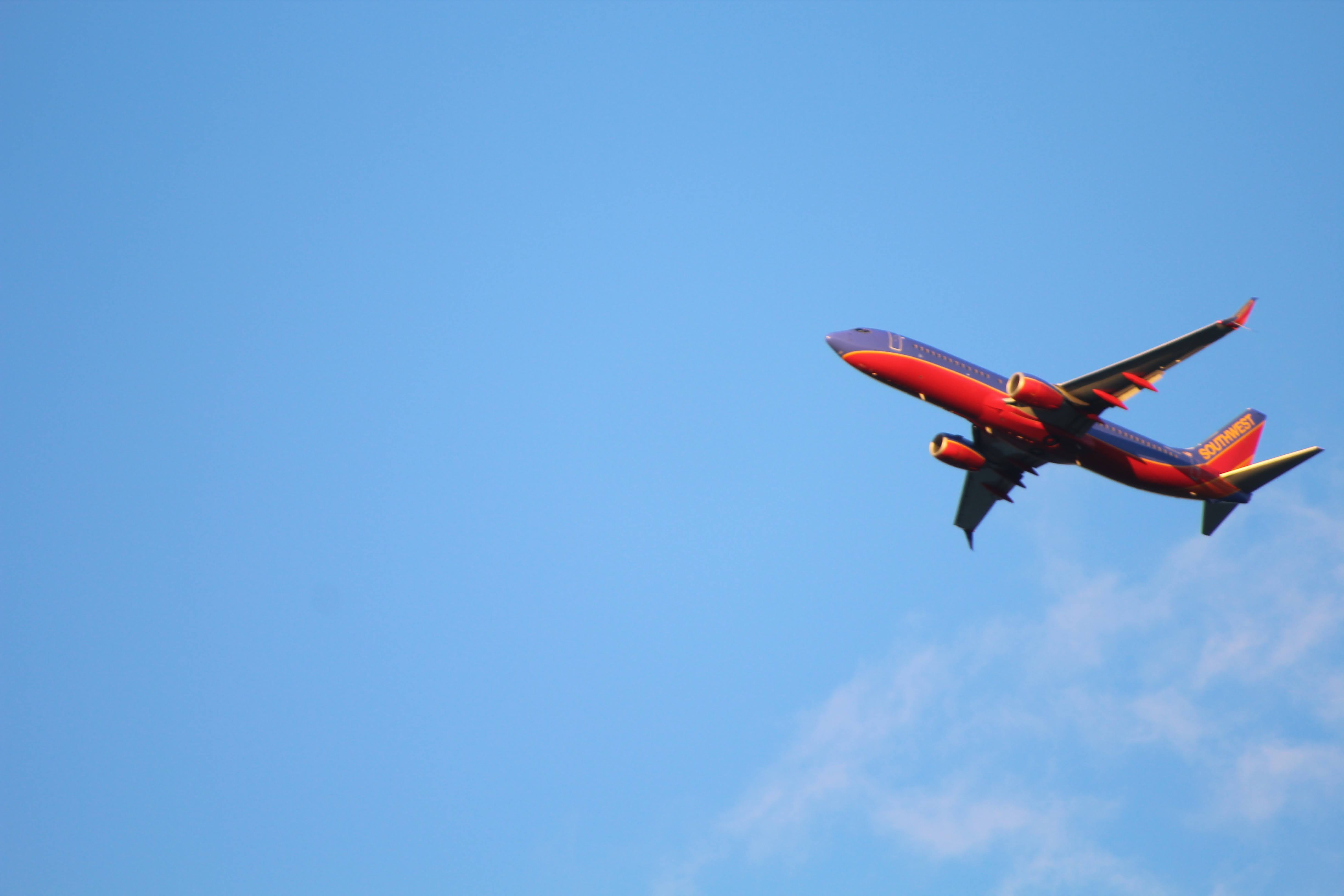 Southwest agrupa vuelos para competir con rivales que llenan más aviones