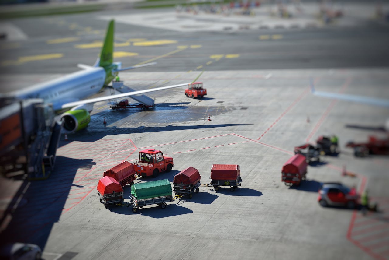 Empleado aeroportuario alerta sobre aumento de estafa con etiquetas de equipaje