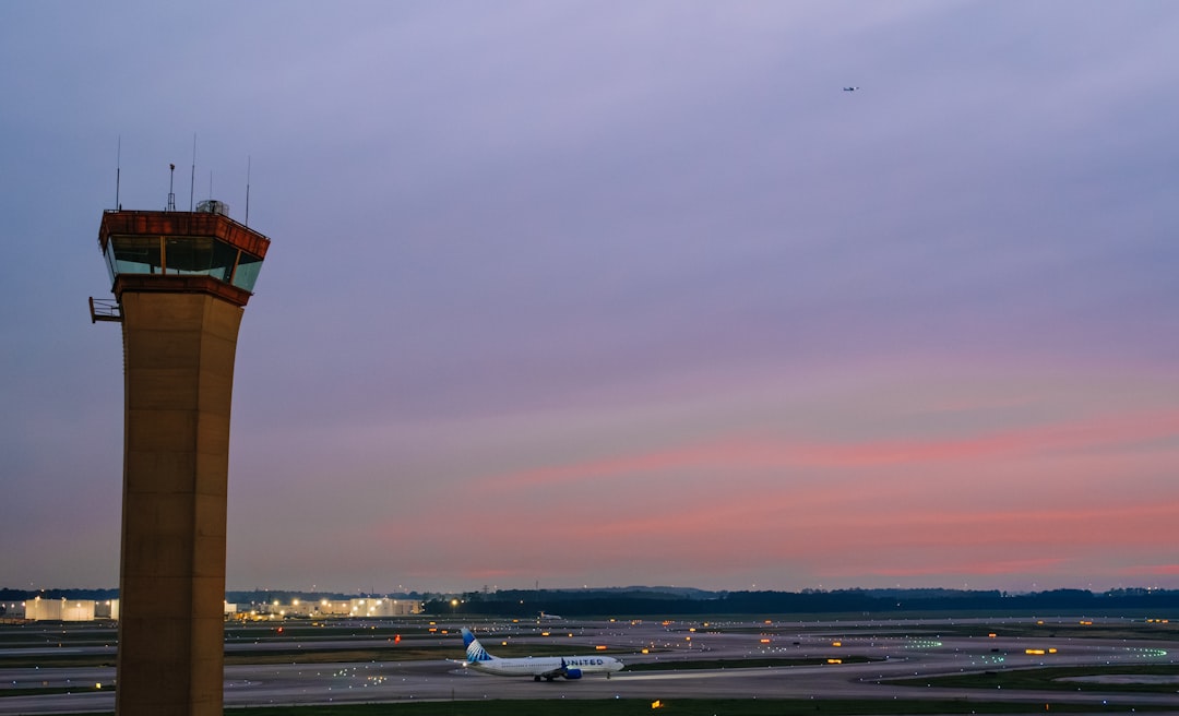 Controlador aéreo del Reino Unido atribuye retrasos a un problema técnico breve
