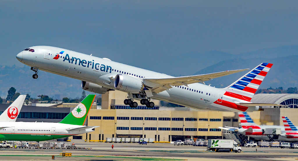 Emergency Landing AA 2732: Two Disruptive Passengers Behind the Chaos