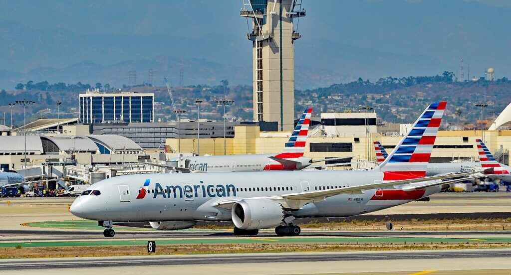Pasajero de American Airlines obligado a arrastrarse para salir del vuelo por error humillante Pasajero de American Airlines obligado a arrastrarse para salir del vuelo por error humillante