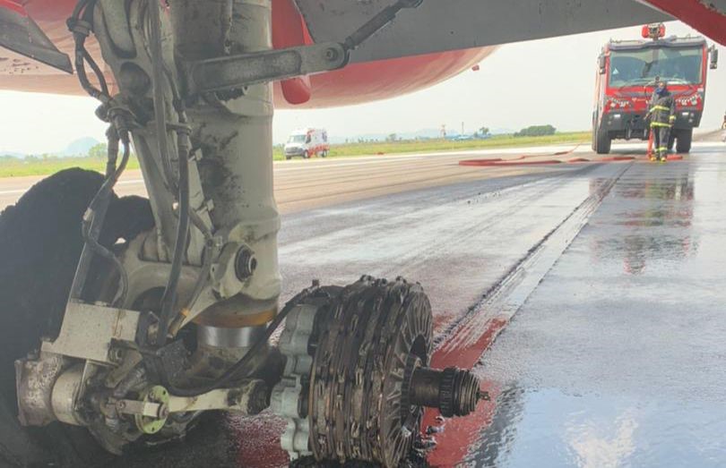 Tire Blowout on Boeing 737 During Landing from ORD to IAH Tire Blowout on Boeing 737 During Landing from ORD to IAH