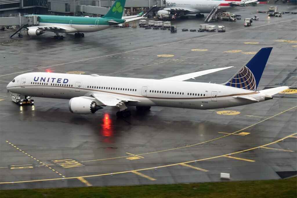 Vuelo de Delta a Detroit desviado tras pasajero conflictivo intenta abrir puerta de emergencia