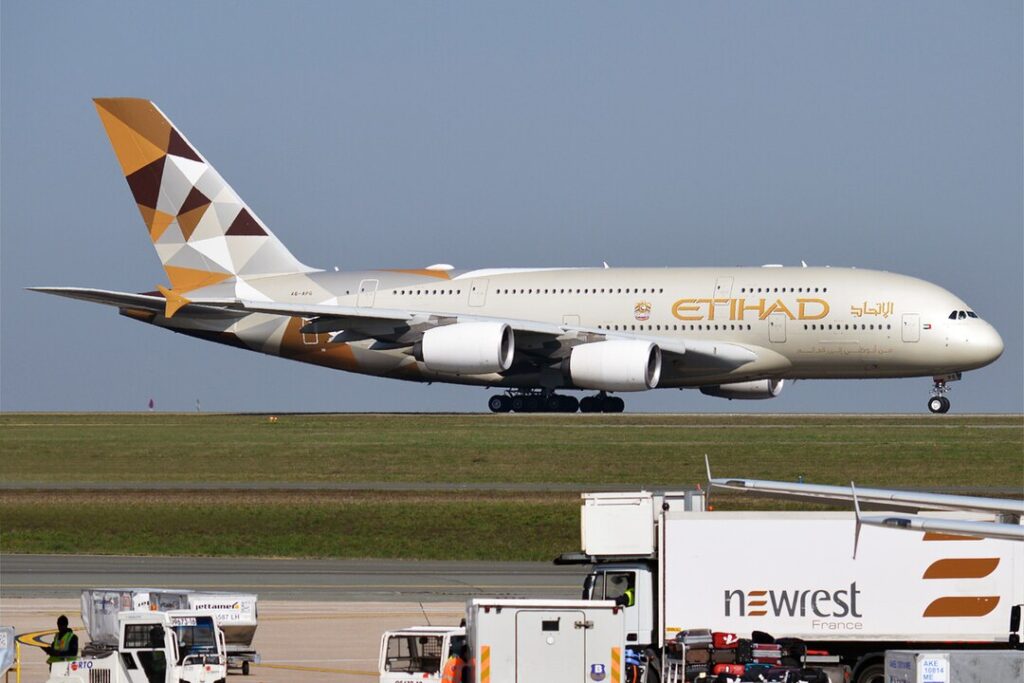Etihad permite abordar a pasajeros de países afectados por la prohibición de EE.UU. Etihad permite abordar a pasajeros de países afectados por la prohibición de EE.UU.