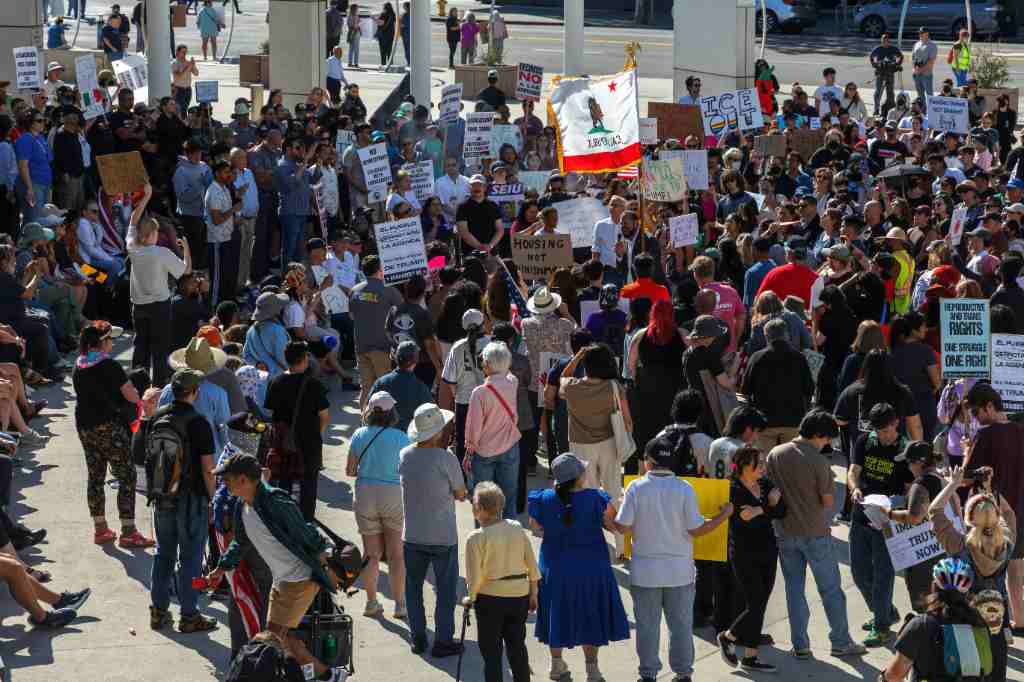 El gobierno británico pagará 120 mil dólares por convencer al público de que controla la inmigración El gobierno británico pagará 120 mil dólares por convencer al público de que controla la inmigración