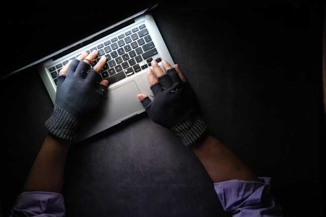 Hackers publican datos personales de cientos de agentes encubiertos del ICE y funcionarios de DHS Hackers publican datos personales de cientos de agentes encubiertos del ICE y funcionarios de DHS