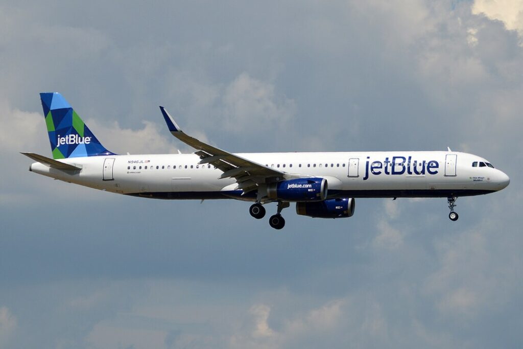 Qué debe resolver JetBlue antes de iniciar vuelos previstos para diciembre