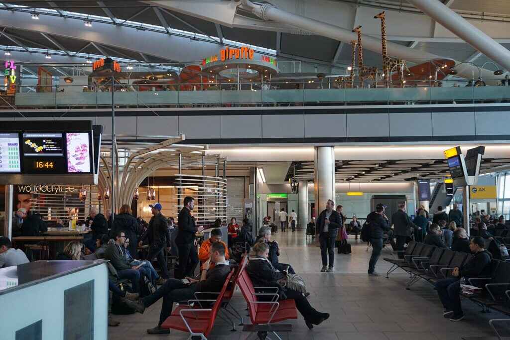 AOT cierra aeropuerto de Phuket por tres horas tras aterrizaje de emergencia de un avión naval AOT cierra aeropuerto de Phuket por tres horas tras aterrizaje de emergencia de un avión naval