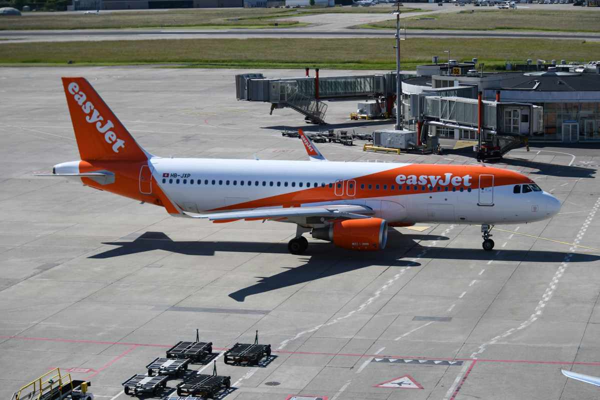 No Evidence of easyJet Paying Bonuses to Staff for Oversized Bags in 2025 No Evidence of easyJet Paying Bonuses to Staff for Oversized Bags in 2025