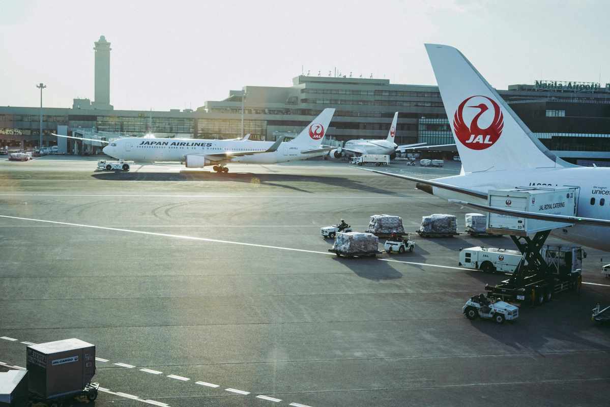 Japan Airlines Flight Makes Emergency Landing at Kansai Airport Safely Japan Airlines Flight Makes Emergency Landing at Kansai Airport Safely