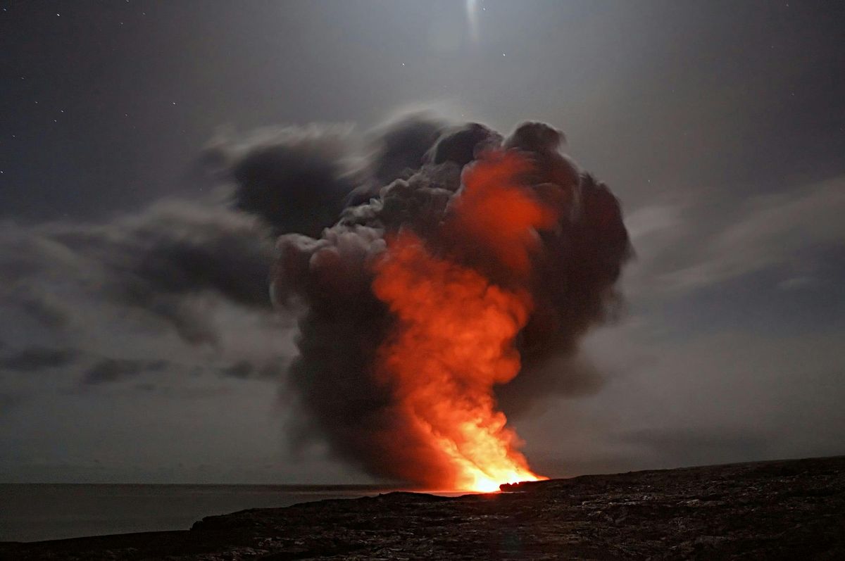 Erupción del volcán Lewotobi Laki Laki en Indonesia suspende vuelos a Bali Erupción del volcán Lewotobi Laki Laki en Indonesia suspende vuelos a Bali