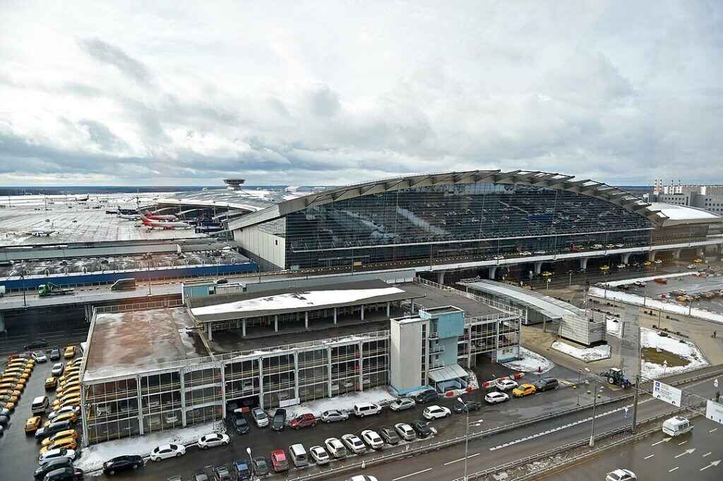 Ataques con drones interrumpen más de 1,000 vuelos en aeropuertos de Moscú Ataques con drones interrumpen más de 1,000 vuelos en aeropuertos de Moscú