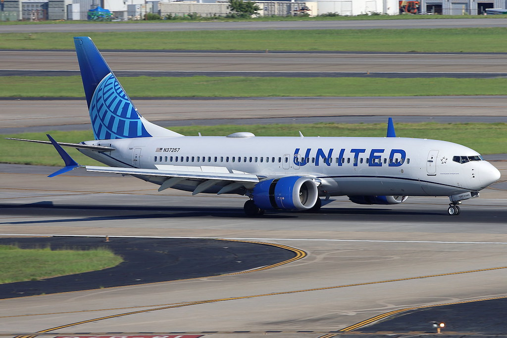 Auxiliar de vuelo de United apela despido tras confrontar al superintendente escolar de Houston en l