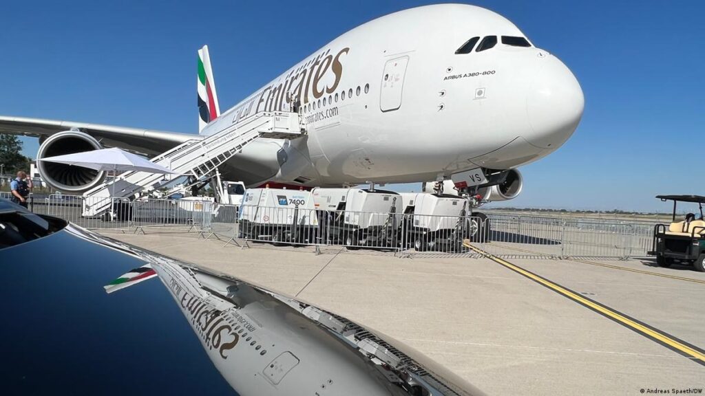 La terminal aérea más grande del mundo está casi vacía y sin pasajeros
